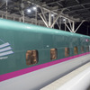 食事と飲料を提供する列車のみ営業を休止するグランクラス。JR東日本では切符購入済の旅客に対して通常のグリーン車への変更を呼び掛けている。