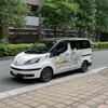 ワールドポーターズに到着した『Easy Ride』サービス車両の日産『e-NV200』