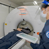 超音波検査室の奥にはCTスキャン用の部屋がある。このCT装置はサイズが非常にコンパクトでありながら、病院に設置されているものと同等の性能を持ち、タブレットによる操作にも対応しているとのこと。