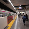 京王線新宿駅のホームドア。公表された対応策では、停車位置がずれた場合でも開けることを基本としている。