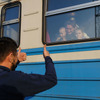 ポーランドへ避難する家族に別れを告げる男性（3月15日、ウクライナ、リヴィウ）