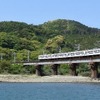 長崎本線を行く415系。