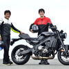ヤマハ XSR900と伊丹孝裕氏（右）と鈴木大五郎氏（左）