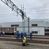 京王電鉄・総合事故復旧訓練：架線の復旧。不測の通電に備えて架線をアースしておく。