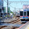 柴又駅に進入する京成金町線の列車。