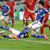 ワールドカップ、日本対ドイツ。ゴール前にクロスを上げる#9三笘、写真左奥に#17田中碧