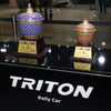 三菱 トライトン ラリーカーが制したアジアクロスカントリーラリーのトロフィー（東京オートサロン2023）