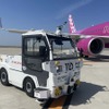関西空港で電動トラクターを遠隔操作、ピーチが実証実験
