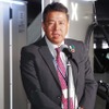 超高速充電器の設置について挨拶する成田空港の常務取締役 岩澤 弘氏