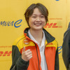 カメラマンのサムアップのリクエストに笑顔で応じる野田樹潤選手。