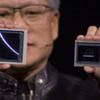 GTC2024の基調講演でNVIDIA社CEOのジェンスン・ファン氏は、Blackwell B200チップ（写真左）を公開。右側にあるのは前世代のHopper H200（NVIDIA GTC 2024 基調講演ビデオより）