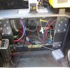 ペダルはない。右の小さい箱は回生ブレーキの制御ユニット。コンセントは情報機器の充電に使用。
