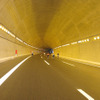 蛍光灯とナトリウム灯が使われるトンネル内部