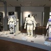 左からモンスターと呼ばれたP1（1993）、世界に初めて公開されたホンダ製ロボットP2（1996）、P3、P4