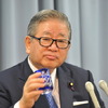 自見庄三郎金融・郵政担当相(21日・金融庁) 撮影=中島みなみ
