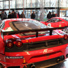 2010年12月、ボローニャモーターショーにて。若者はフェラーリを眺めて…