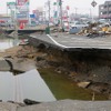 東日本大震災 冠水で道路が寸断されたままの石巻