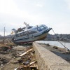 東日本大震災 塩釜…海の水があふれ、周囲に流れ出した