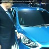 ヒュンダイの新型i30を熱心に視察したフォルクスワーゲングループのマルティン・ヴィンターコルン会長