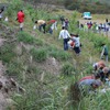 足尾銅山にて参加者全員で植樹をする。