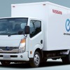 【東京トラックショー11】日産、EVトラックや給電車など展示