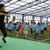 子どもに速く走るための運動能力をアップするコツを教える内藤選手