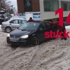 アウディの4WD、クワトロを人力で表現するために、4名の男性が大雪のブルガリア市内でスタックした車両141台を救出