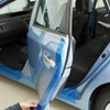 1. 施工の際にコードや取付機材で車体に傷を付けないように養生テープを貼る。