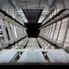 地上350mの天望デッキと450mの天望回廊を結ぶエレベータは、ガラス天井となっていて、移動の臨場感を味わえる