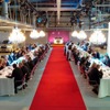 英国ロールスロイス本社工場の製造ラインで開催された豪華ディナー