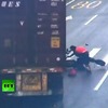 中国浙江省で起きた原付バイクと大型トレーラーの事故映像