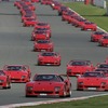 英国シルバーストンサーキットで開催された60台のフェラーリF40によるパレードラップ