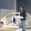 軽量ボディをアピールする三菱自動車の益子修社長