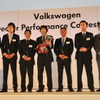 サービステクニシャン部門受賞者と、VWグループジャパン代表取締役社長の庄司茂氏、サービス技術部 部長のハイコラツニ氏