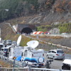 通行止めが続く笹子トンネル(山梨県)