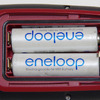 裏ブタを開けると単三乾電池が2本入るバッテリーケースがある。電池はニッケル水素やリチウムも使用可能。本体の厚みがあるのはこのバッテリーが大きな原因だが、充電などできない山岳地帯で何日も使用するためには、単三電池による駆動は必須条件だ。
