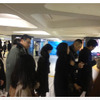 新宿駅構内はブルーシートや立入禁止テープなどで封鎖された