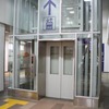 とうきょうスカイツリー駅の改札内コンコースとホームをつなぐエレベーター。