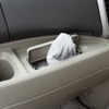 助手席前のティッシュポケットは運転席側からでも取り出し可。