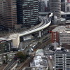 5～7階部分を阪神高速が貫く、16階建てのゲートタワービル（2013年2月）