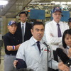 栃木工場で記者団と懇談するゴーン社長