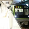 七隈線の天神南駅ホームに停車中の3000系電車。ここから約1.6km先の博多駅まで延伸する。