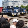 横浜本牧駅で実施された神奈川臨海鉄道創立50周年記念イベント。同社が保有するディーゼル機関車などが展示され、多くのマニアや家族連れでにぎわった。