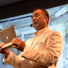宇宙飛行士・野口聡一さんがiPadを使ってkibo360°の操作を実演。