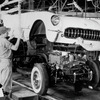 1953年6月30日、米国ミシガン州フリント工場でラインオフした初代コルベット