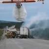 カナダの高速道路での車両火災に出動した消防飛行艇
