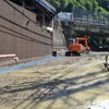 京津線と国道1号の交差部の状況（上栄町駅側から）。軌道が土砂に埋もれてレールが見えない。
