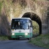 バス専用道に転用された五新線（阪本線）の敷地を走る奈良交通のバス。今回のツアーでは一般車両通行禁止の専用道を歩くことができる。