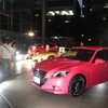 明大キャンパスにはピンクのクラウンなどトヨタ車4台が展示された（豊田自工会会長 明大で出張授業）