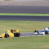 デモランを行うティレル019（1990年、右）とロータス101（1989年）。ティレルは中嶋一貴選手が、ロータスは中嶋大祐選手がドライブした